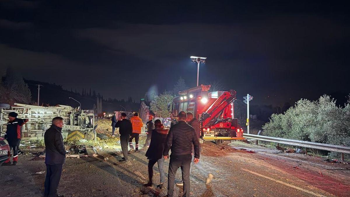 İzmir'de 6 araç zincirleme kazaya karıştı: 2 ölü, 7 yaralı