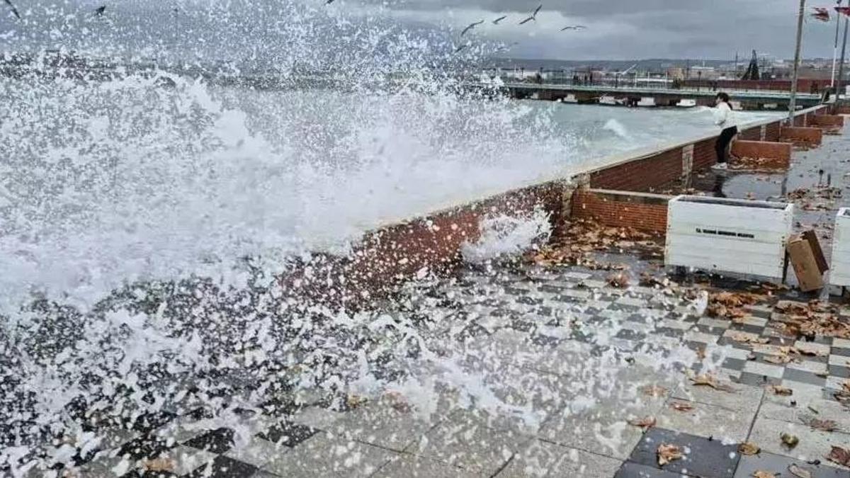 Ulaşıma poyraz engeli! Marmara'da dev dalgalar oluştu