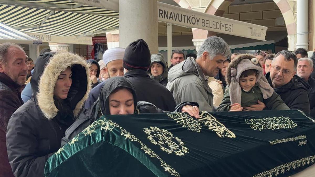 Adana'da trafik kazasında hayatını kaybeden pilot son yolculuğuna uğurlandı