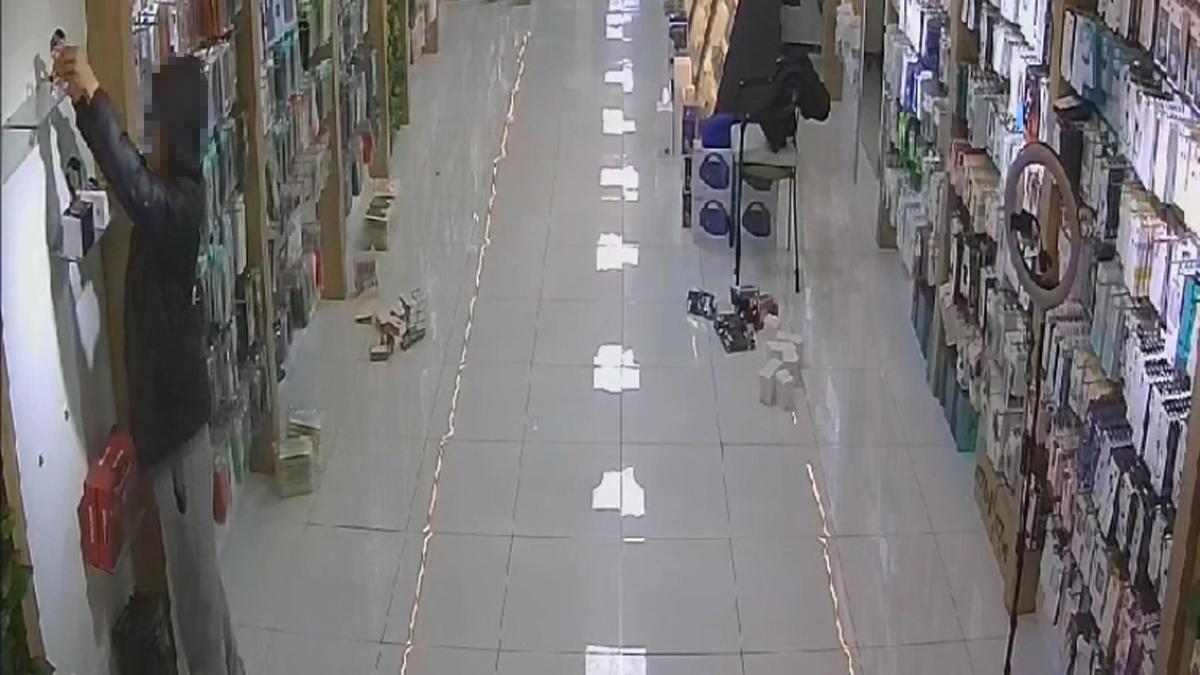 Manisa'da akıllı saat hırsızlığı kamerada