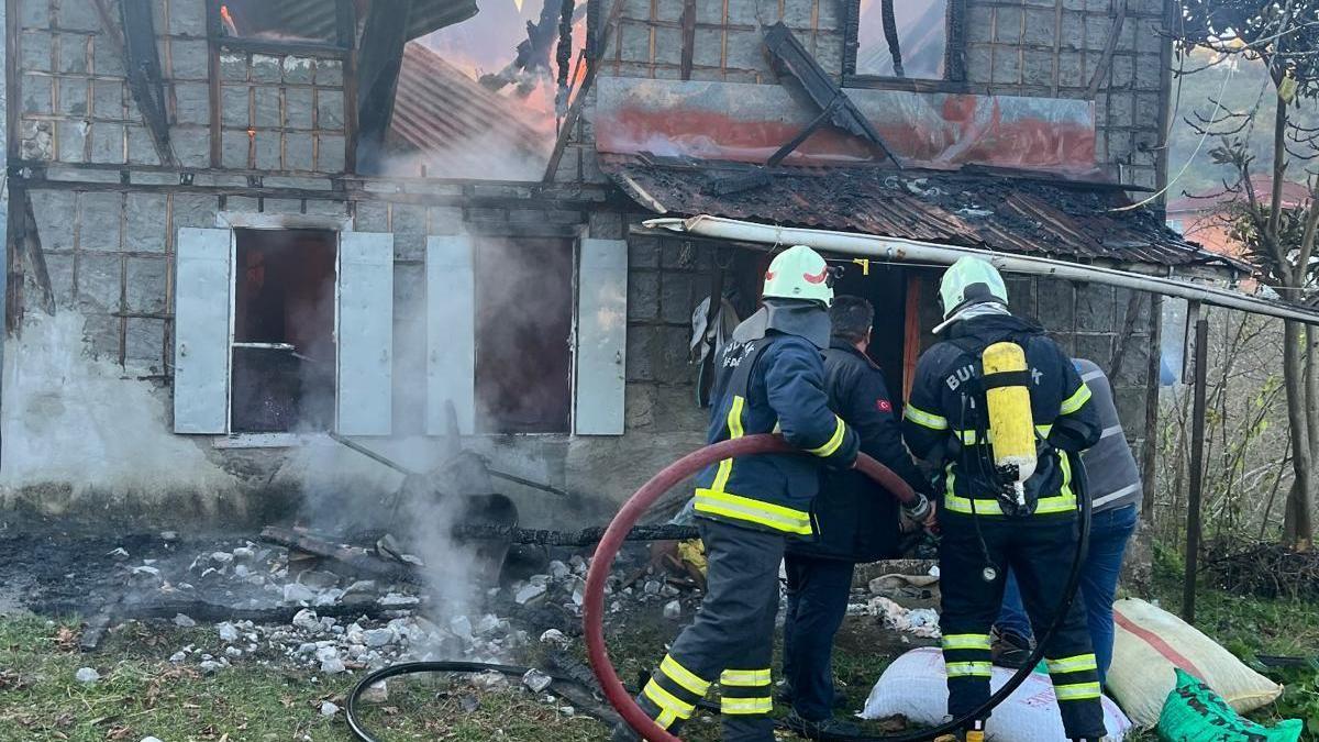 Giresun'da 2 katlı evde yangın; 1 ölü, 1 yaralı