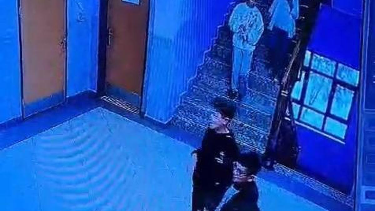 Nefes borusuna patlamış mısır kaçan öğrencisini 'Heimlich' manevrasıyla kurtardı; o anlar kamerada