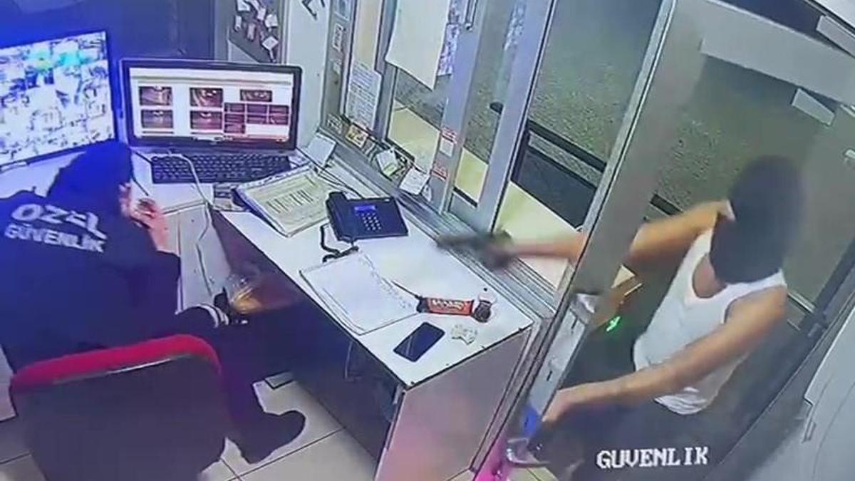 Adana'da şehir eşkıyaları bir siteye gelip güvenlik görevlisini rehin alıp kulübesini ateşe verdiler