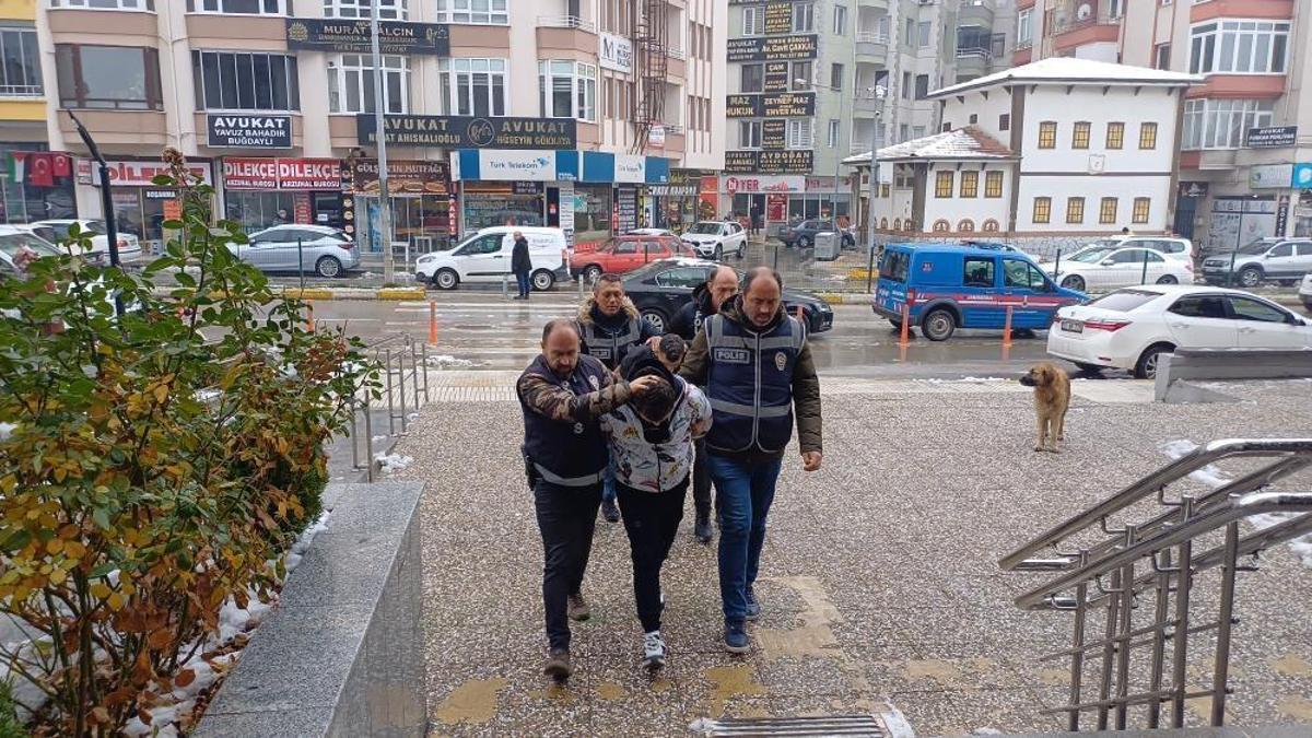 'Adınız soruşturmaya karıştı' diyerek yaşlı çifti dolandıran sahte savcı ve polis, yakayı ele verdi