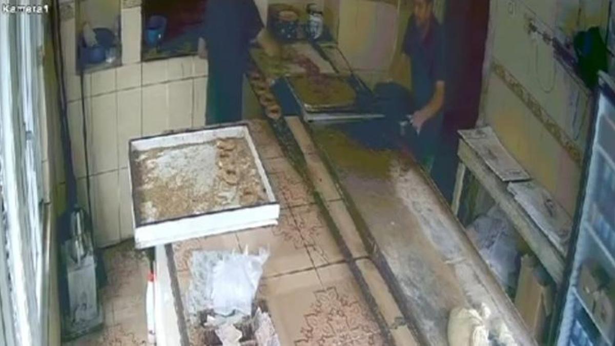 Simit yaparken üzerine kızgın pekmez döküldü! O anlar kamerada
