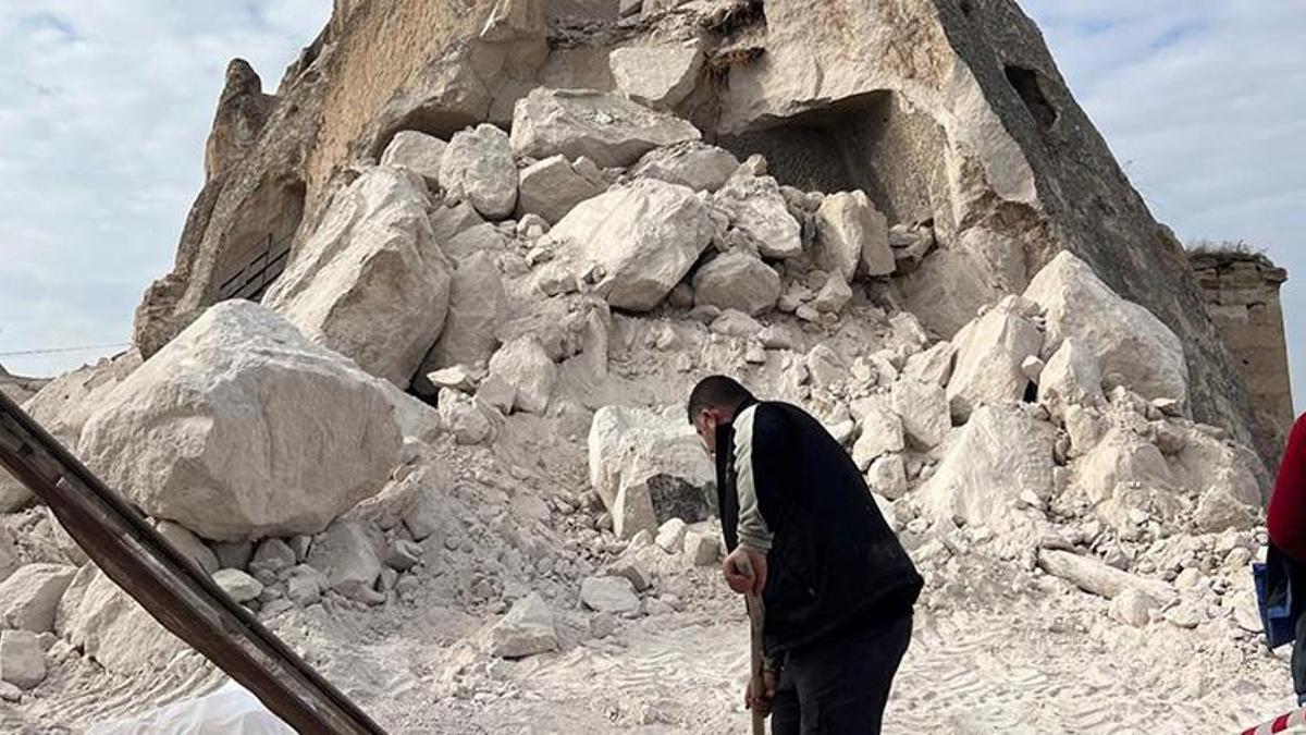 Kapadokya'da bir peribacası yıkıldı