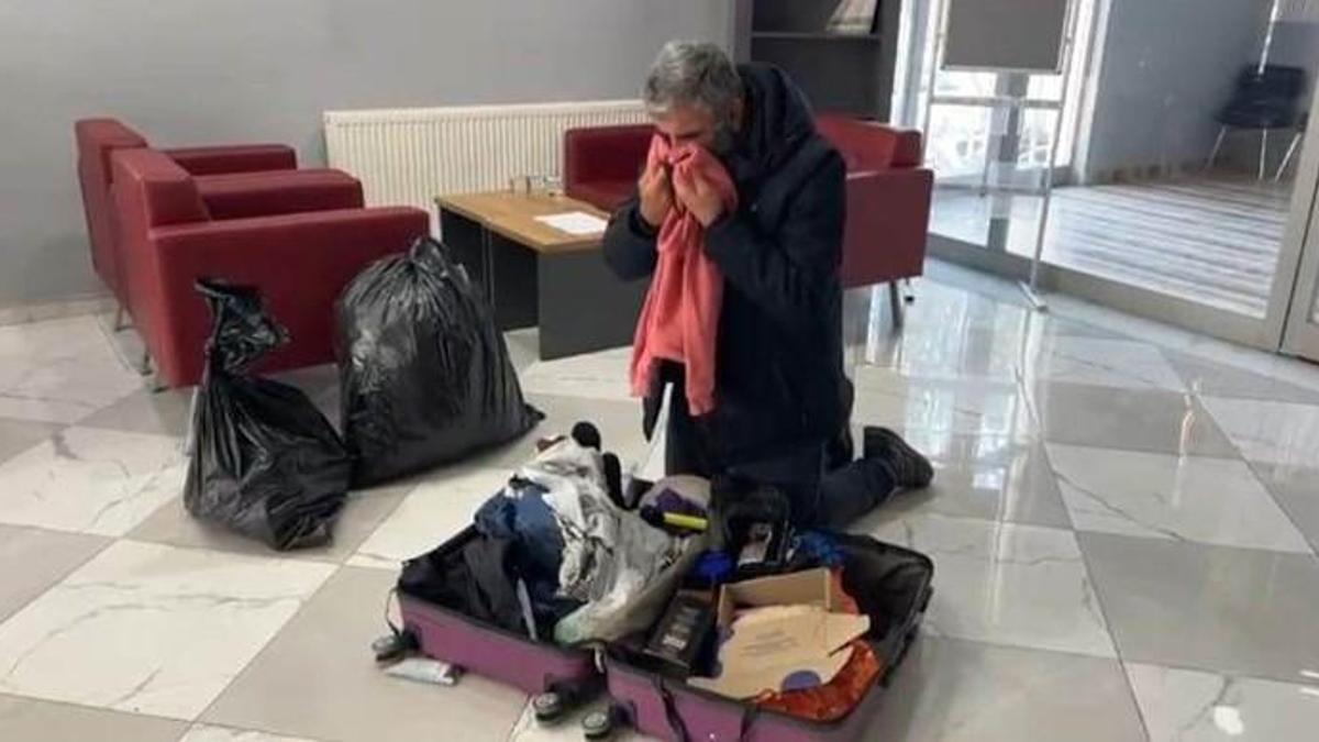 Van'da kaybolan Rojin'in eşyaları babasına teslim edildi! Acılı baba gözyaşlarına hakim olamadı