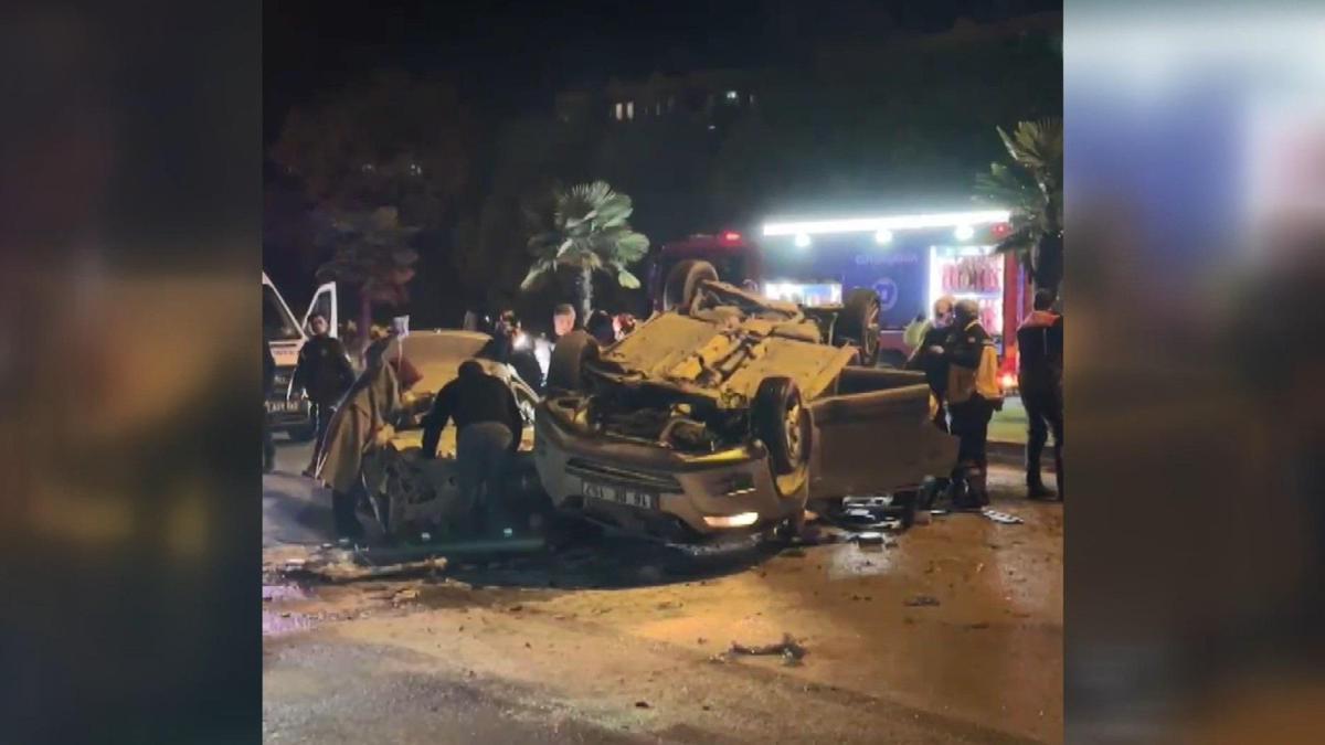 Bursa'da 17 yaşındaki sürücünün kullandığı otomobil, 2 otomobile çarptı: 1 ölü, 3 yaralı