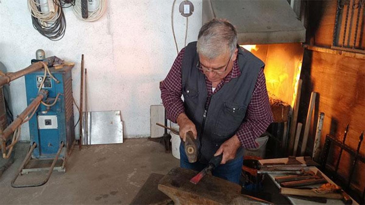Ocak başında yarım asrı çoktan devirdi! 6 yaşından beri demir dövüyor
