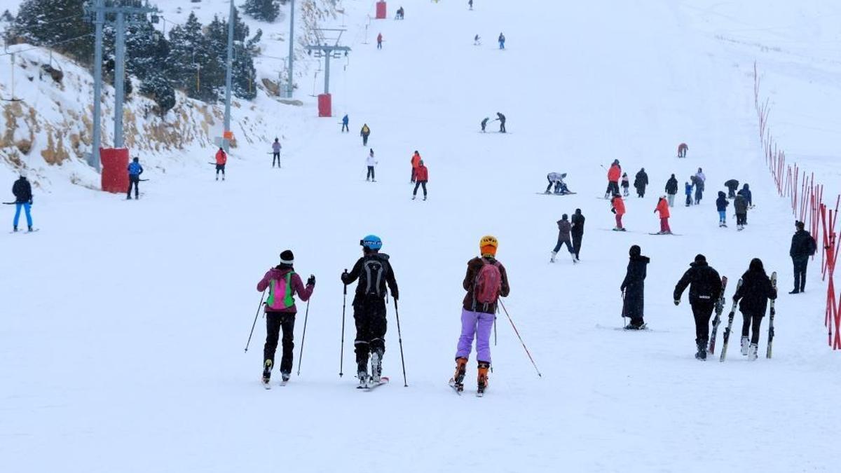 Erzincan'da kayak severler Ergan Dağı'na akın etti