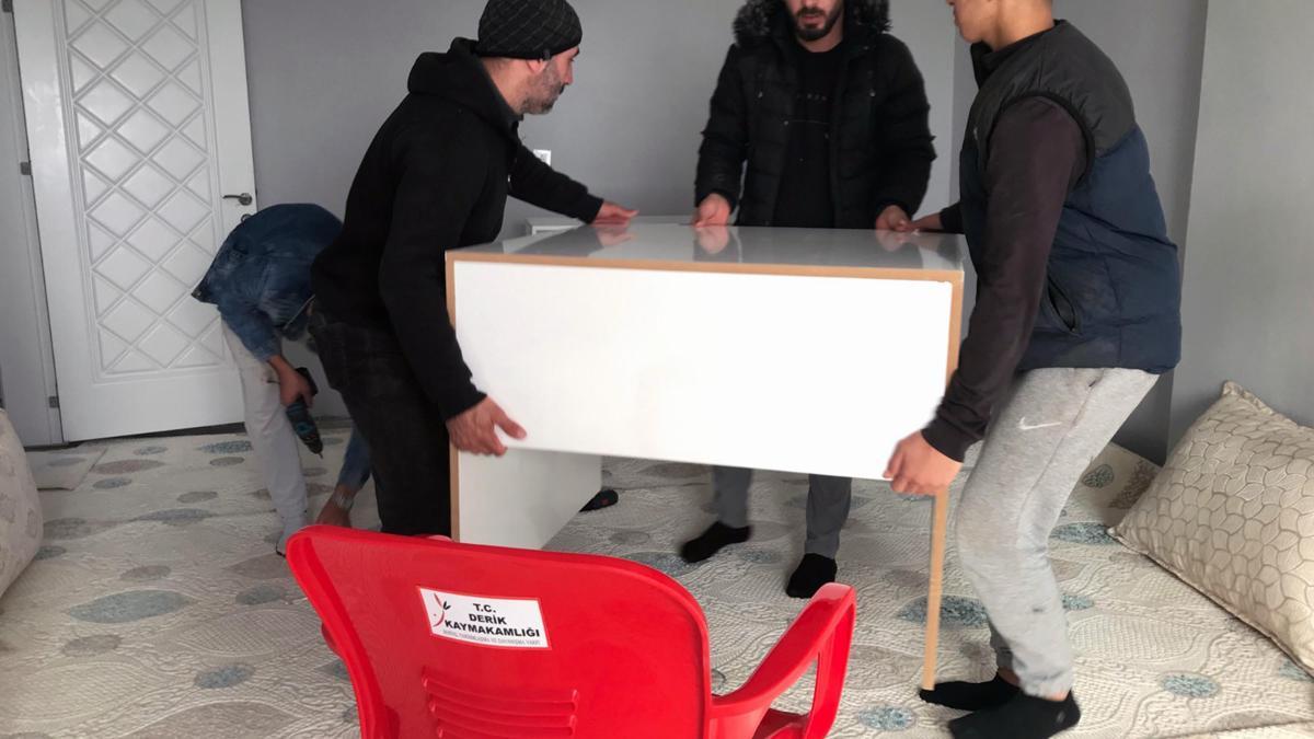 Derik'te, kaymakamlıktan dezavantajlı çocuklara hediye