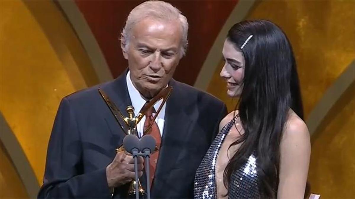 Altın Kelebek 'En İyi Dizi' ödülünü İnci Taneleri kazandı! Ödülü Hazar Ergüçlü aldı