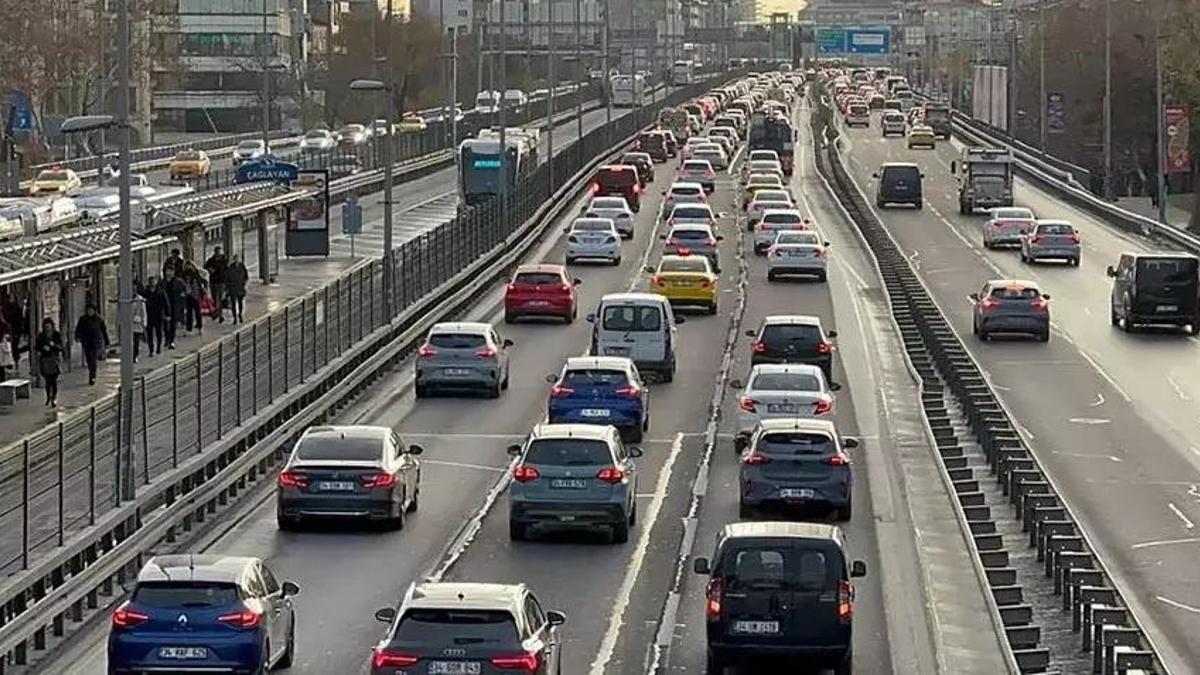 İstanbul'da haftanın ilk iş gününde bazı bölgelerde trafik yoğunluğuİstanbul'da haftanın ilk iş gününde bazı bölgelerde trafik yoğunluğu yaşanıyor.