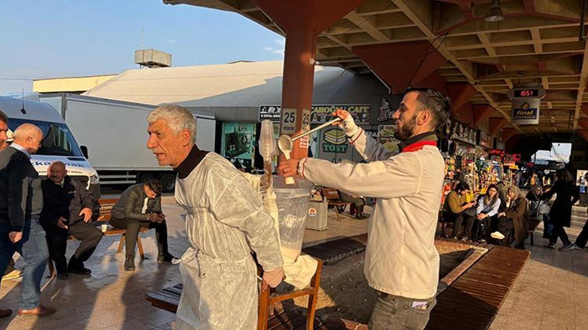 Tezgahına el konuldu! 'Yılancı Osman' vazgeçmedi: Ayranı sırtında taşıdığı kova ile satıyor