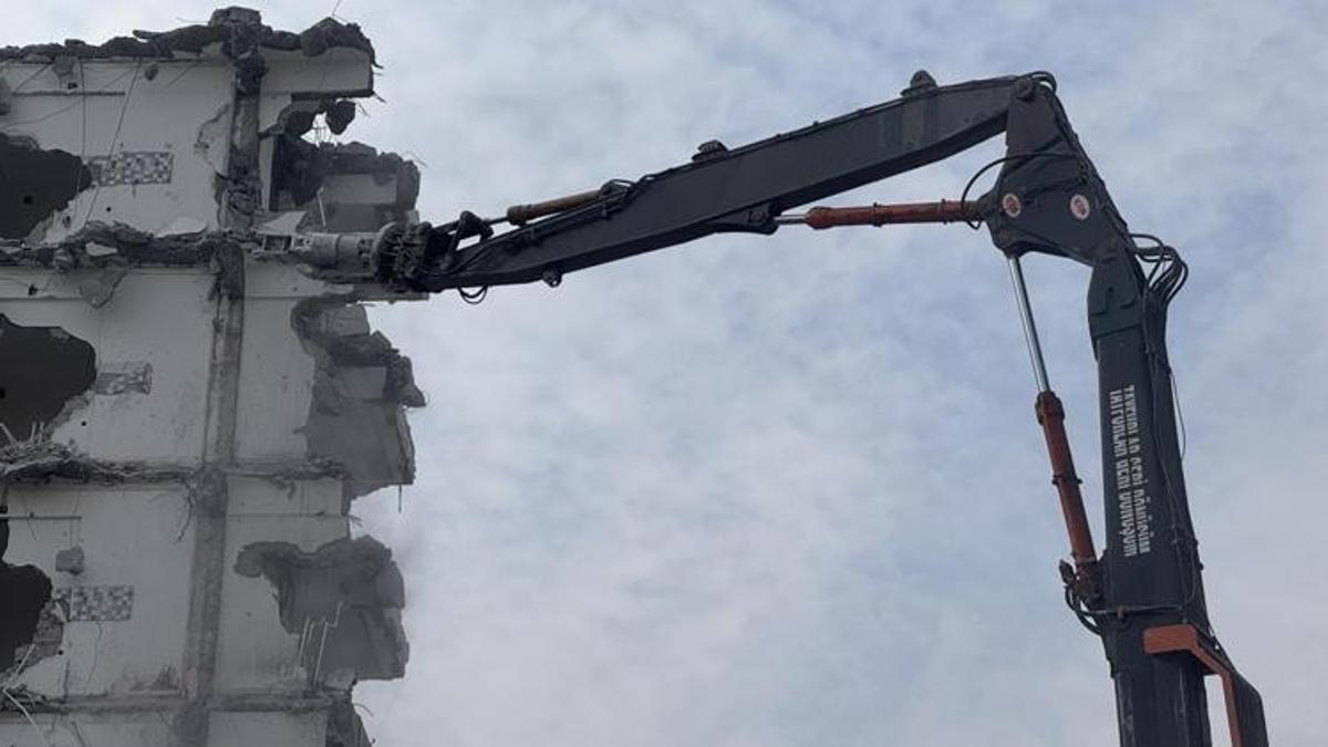 Kahramanmaraş'ta ağır hasarlı binaların yıkımı devam ediyor