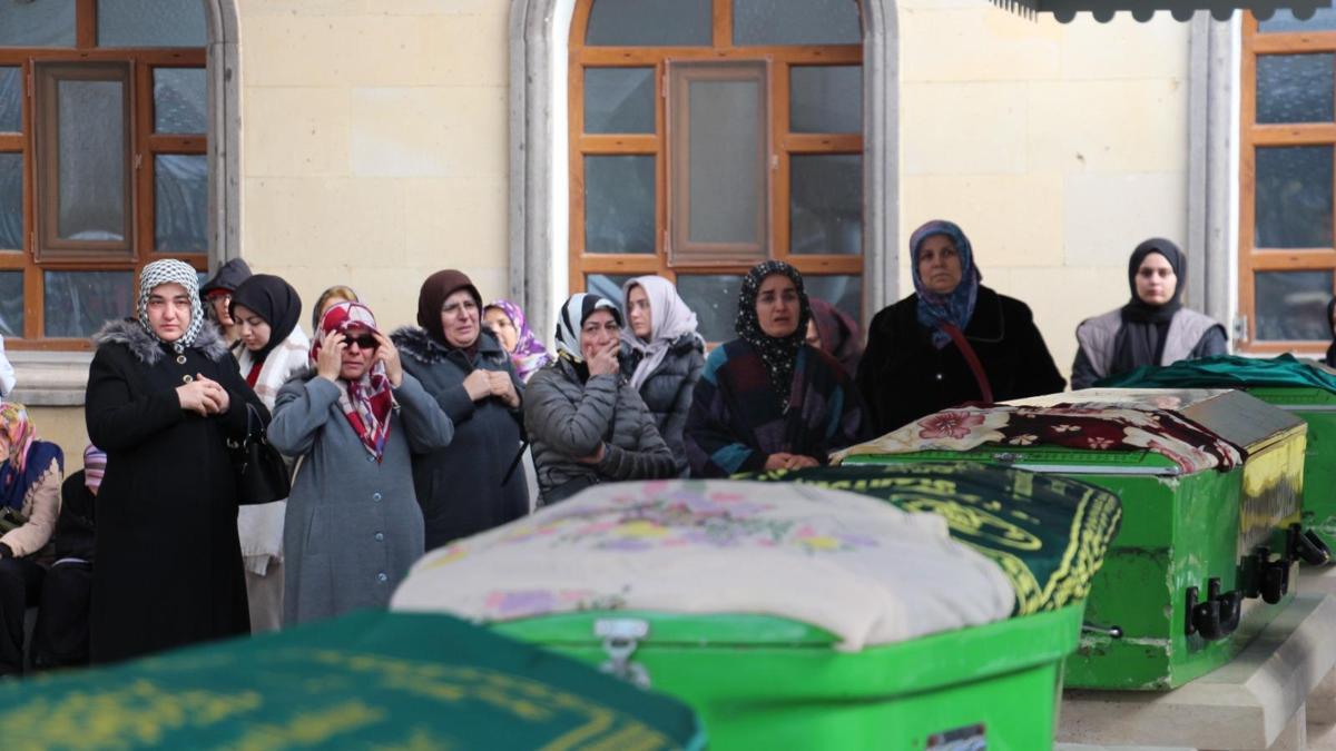 Trafik kazasında ölen anne ve 3 çocuğu Çankırı'da defnedildi