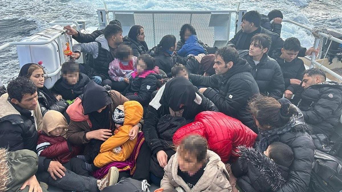Çanakkale’de 32'si çocuk 76 kaçak göçmen kurtarıldı
