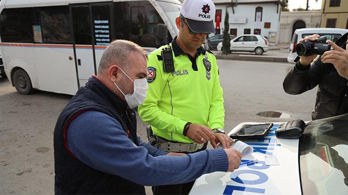 Adana'da ceza kesilen sürücü çileden çıktı! 'Bu trafikte korna gerekli ki çalıyoruz'