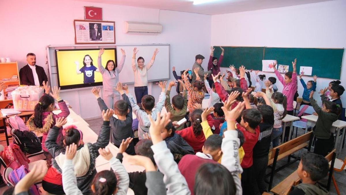 Seyhan'da 'Kitapla Büyü Sağlıkla Güçlen' projesi ile çocuklara film keyfi