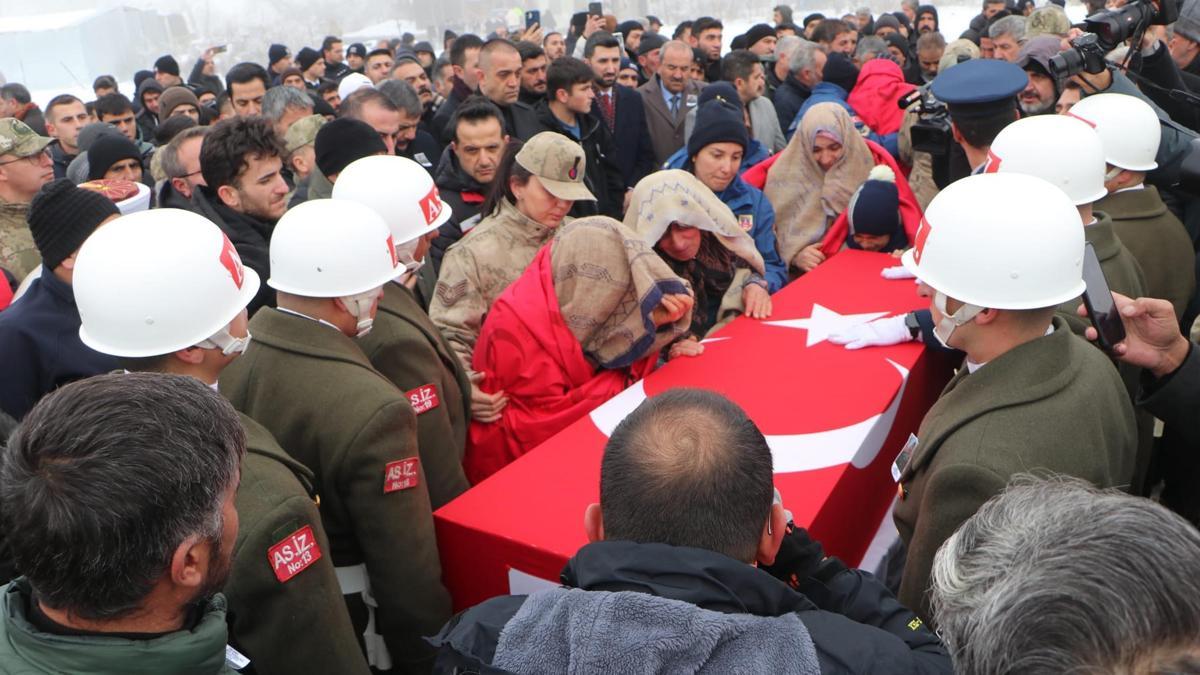 Şehit Nergiz'in cenazesi Erzurum'da; babası 'Susun, Taha uyuyor' diye bağırdı (2)