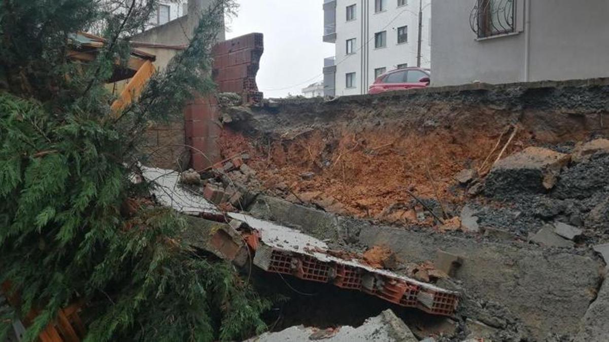 İstanbul'da sağanak yağış sonrası istinat duvarı çöktü