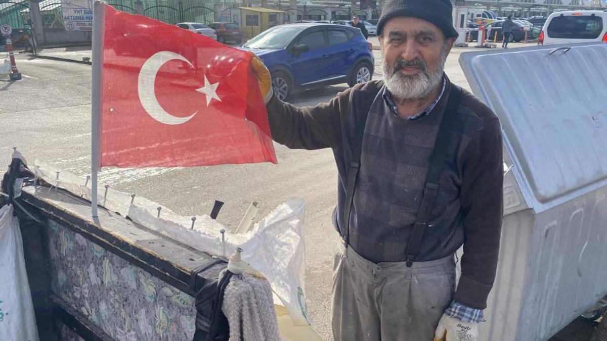 Eskişehir'de geri dönüşüm işçisi çöpte bulduğu Türk bayraklarını bisikletine asıyor