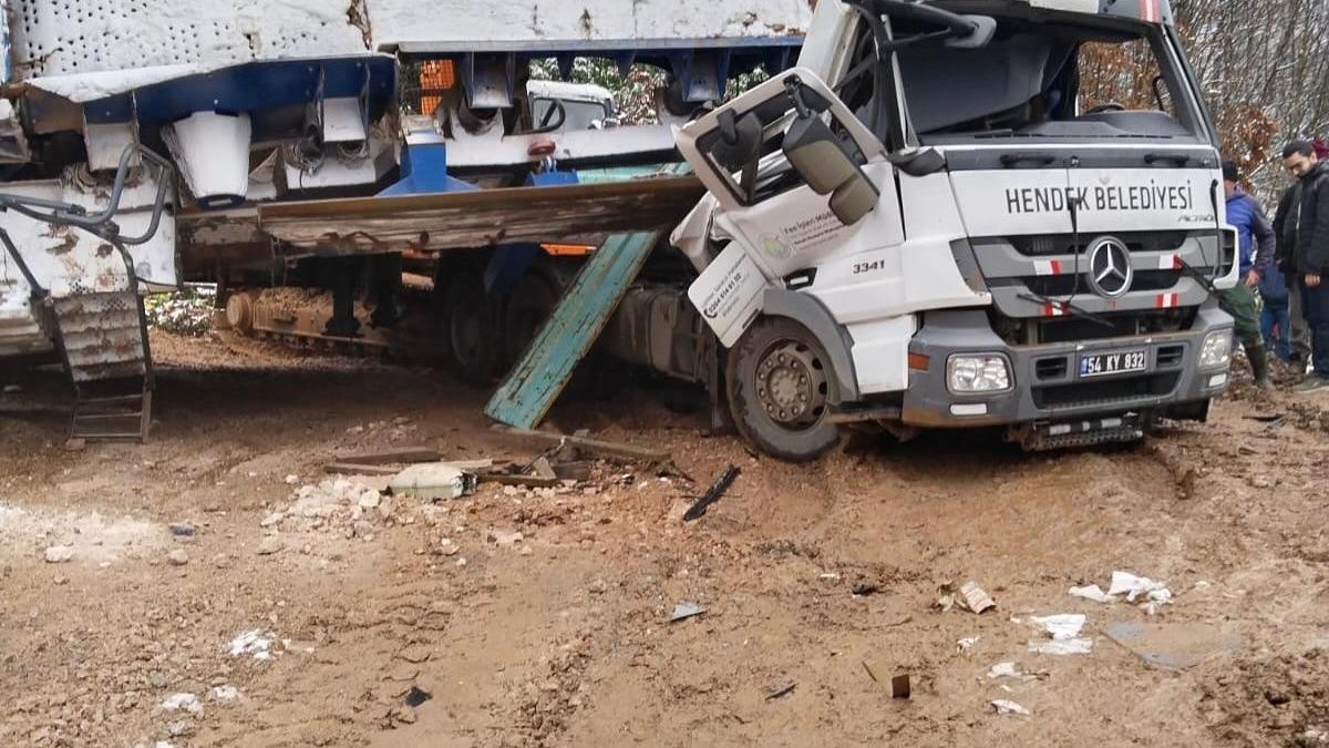 TIR'ın dorsesindeki taş kırma makinesi devrildi; kabinde sıkışan belediye işçisi öldü