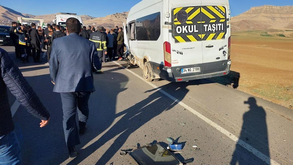 Mardin'de öğretmenlerin taşındığı servis minibüsü ile otomobil çarpıştı: 12 yaralı