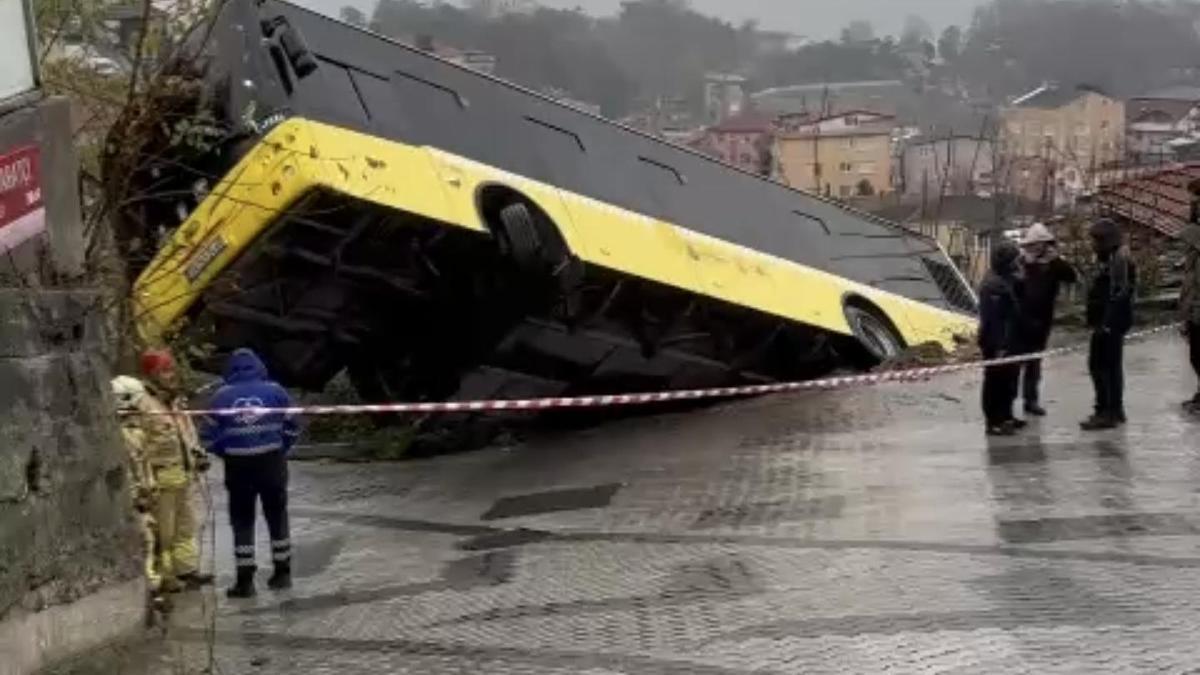 İstanbul- Beykoz'da yokuş aşağı kayan İETT otobüsü evin bahçesine düştü
