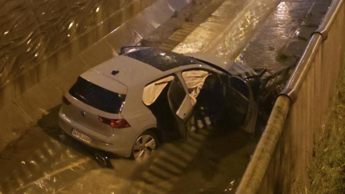 İstanbul - Sultanbeyli'de bariyere çarparak kıran otomobil, dereye uçtu: 5 yaralı