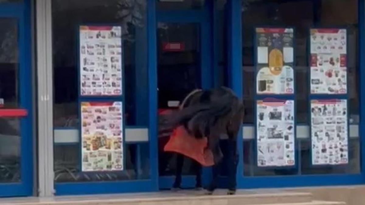 Seyhan'da bir vatandaş markete atla gitti! Sosyal medyada gündem oldu