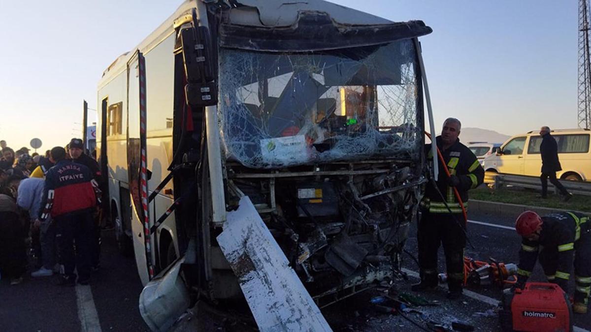 Manisa'da servis midibüsü ile TIR çarpıştı: 22 işçi yaralı