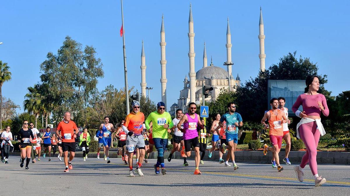 Adana'da en uzun gecede aydınlığa koşulacak!