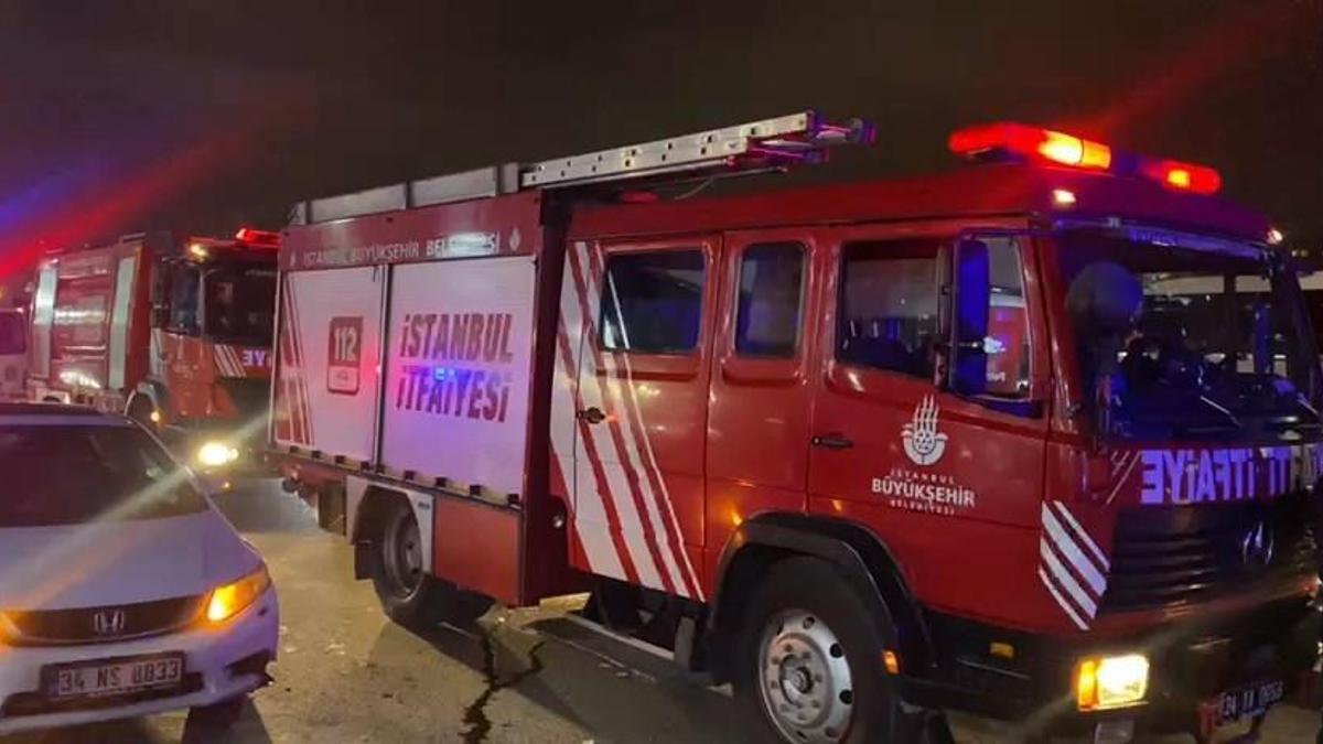 Zeytinburnu'nda otomobil polis aracına çarptı: 3 yaralı