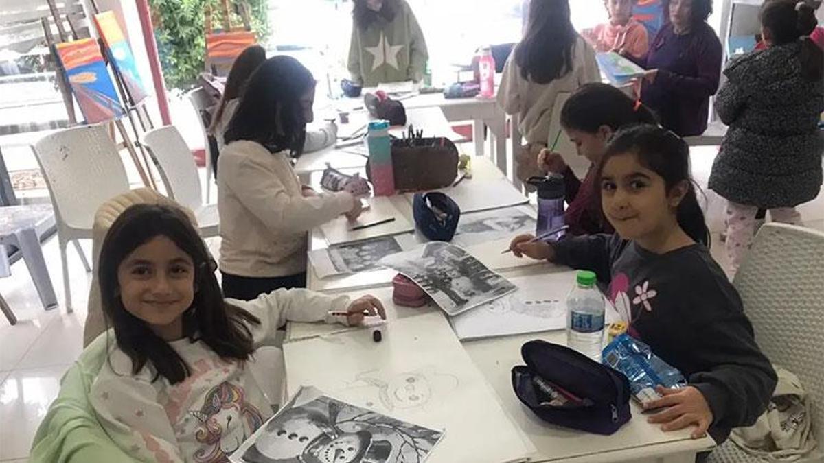 Adana'da geleceğin ressamlarını yetiştiriyorlar