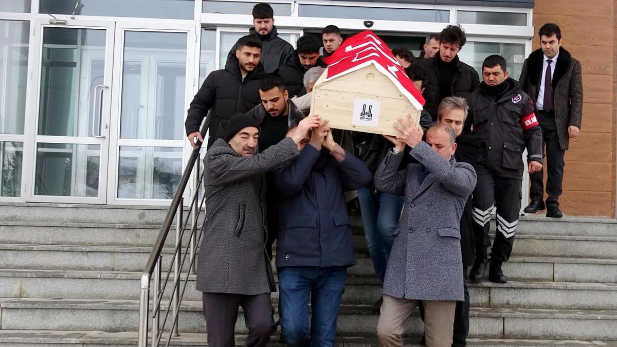 Çatıdan başına buz kütlesi düşüp ölen üniversiteli Arif için okulunda tören