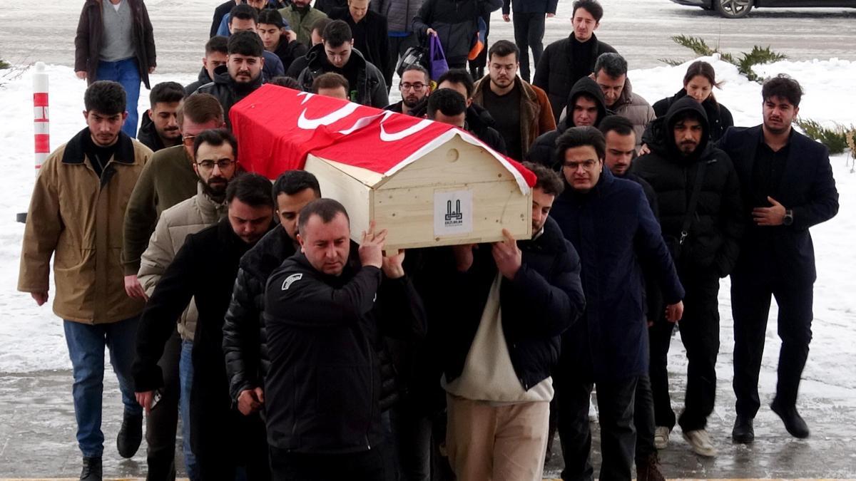 Erzurum'da çatıdan düşen buzun başına çarpmasıyla hayatını kaybeden öğrenci için üniversitede cenaze namazı kılındı