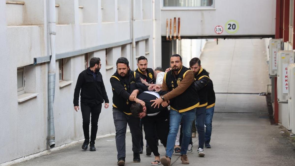 Adana'da film gibi soygun: 3 kilo altını kalaşnikofla çalmaya çalışırken yakalandı