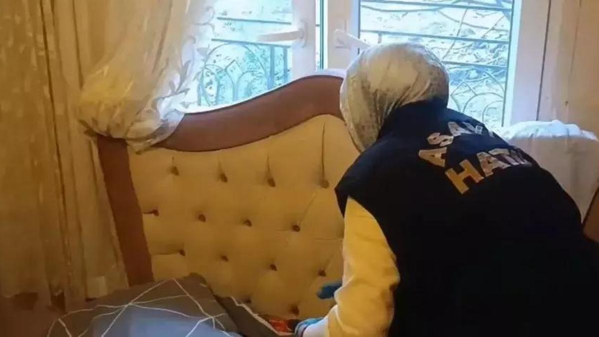 Hatay'da operasyon! Yatağa saklanmış silahlar ele geçirildi
