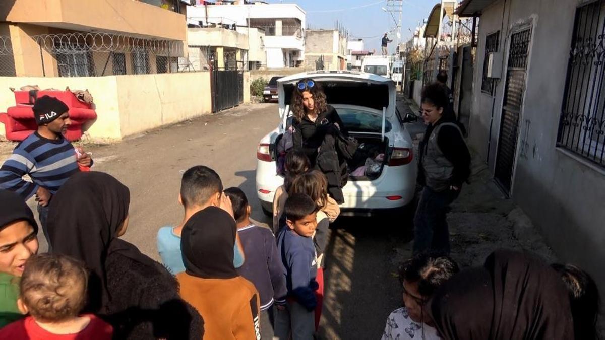 Adana'da yeni yıl öncesi yürekleri ısıtan görüntü: Yılbaşı hediyeleri Ogün Abi'den