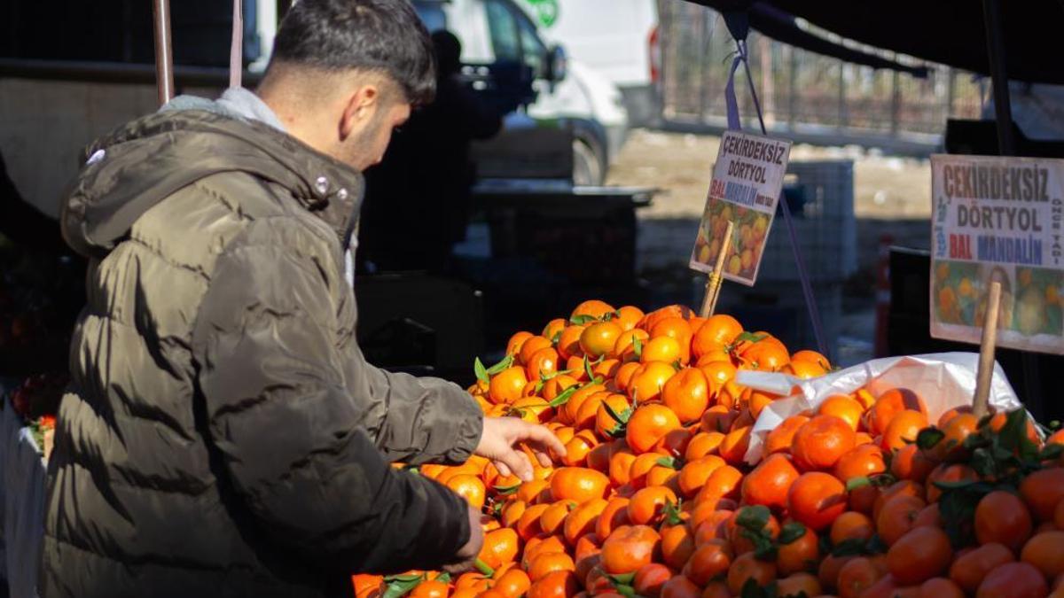 Adana'da yeni yılın ilk günü temizlik görevlileri ve pazarcılar çalıştı