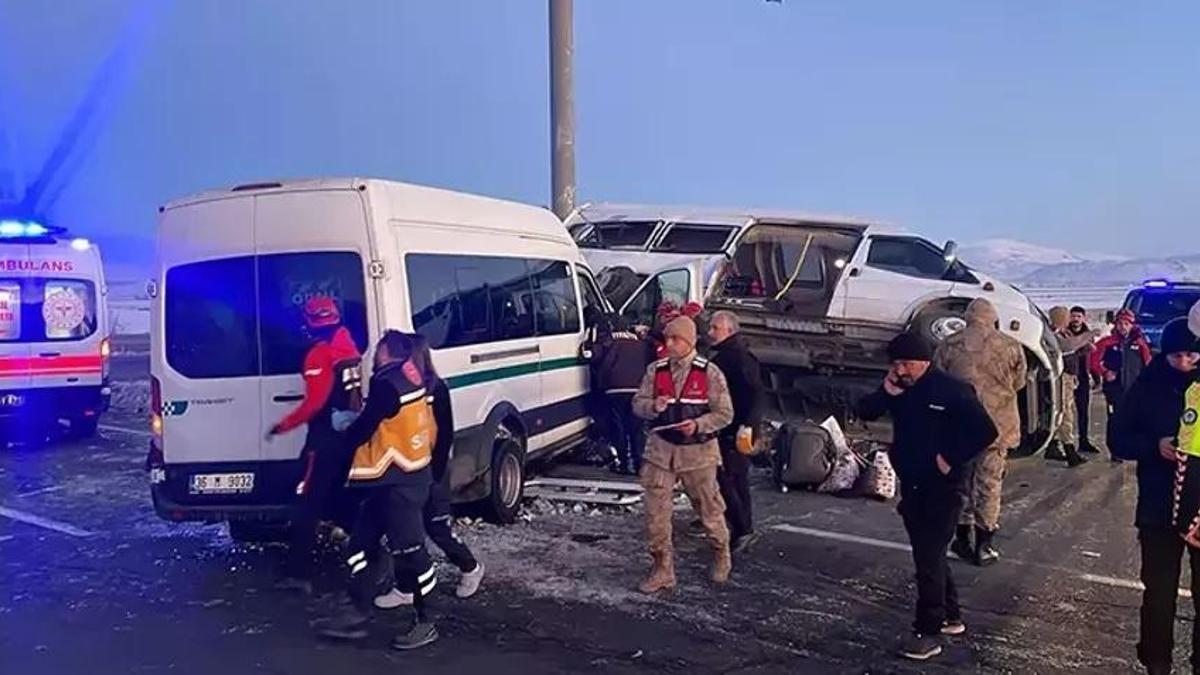 Kars'ta iki minibüs çarpıştı! Yaralılar var