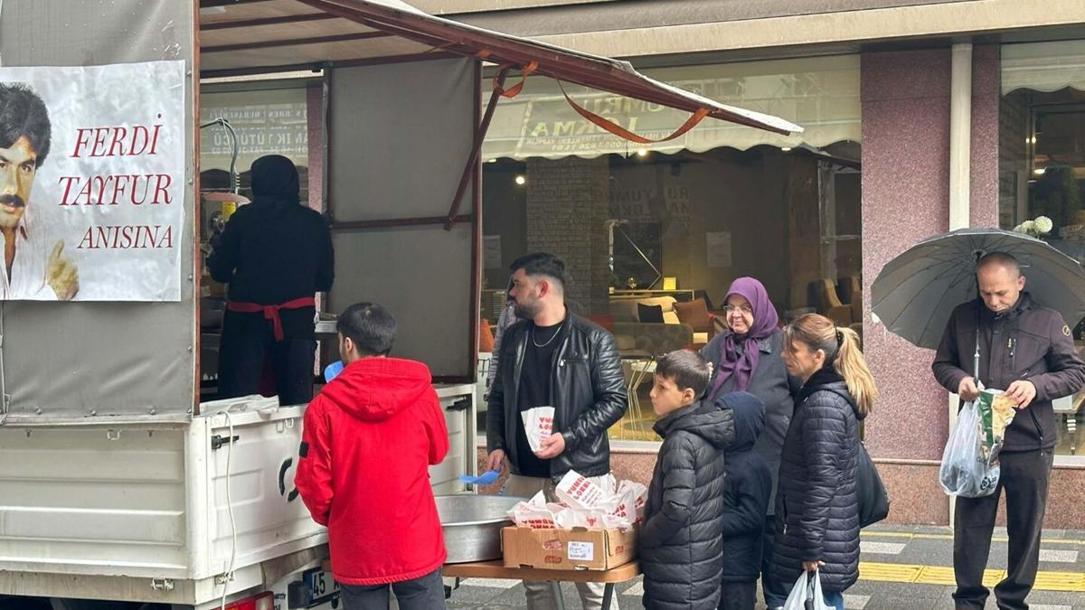 Manisa'da Ferdi Tayfur hayrına lokma dağıtıldı