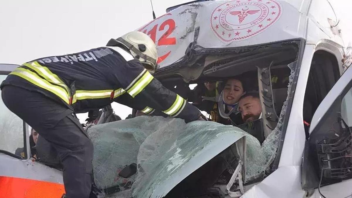 Erzurum’da can pazarı! Ambulans, TIR'a çarptı: 3 sağlıkçı yaralandı