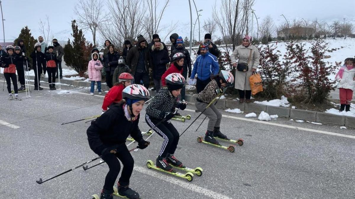 Muş'ta kayak yarışması yeteri kadar kar yağmadığı için asfaltta yapıldı