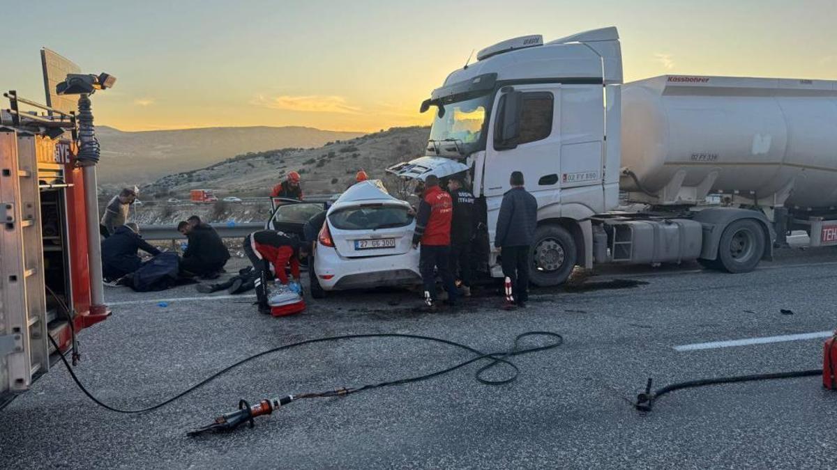 Otomobil ile yakıt tanker çarpıştı: 3 ölü, 4 yaralı var