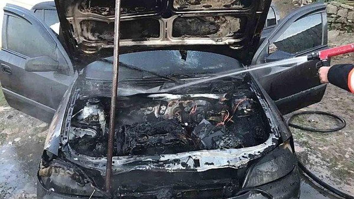 Adana'da park halindeki panelvanda çıkan yangın söndürüldü