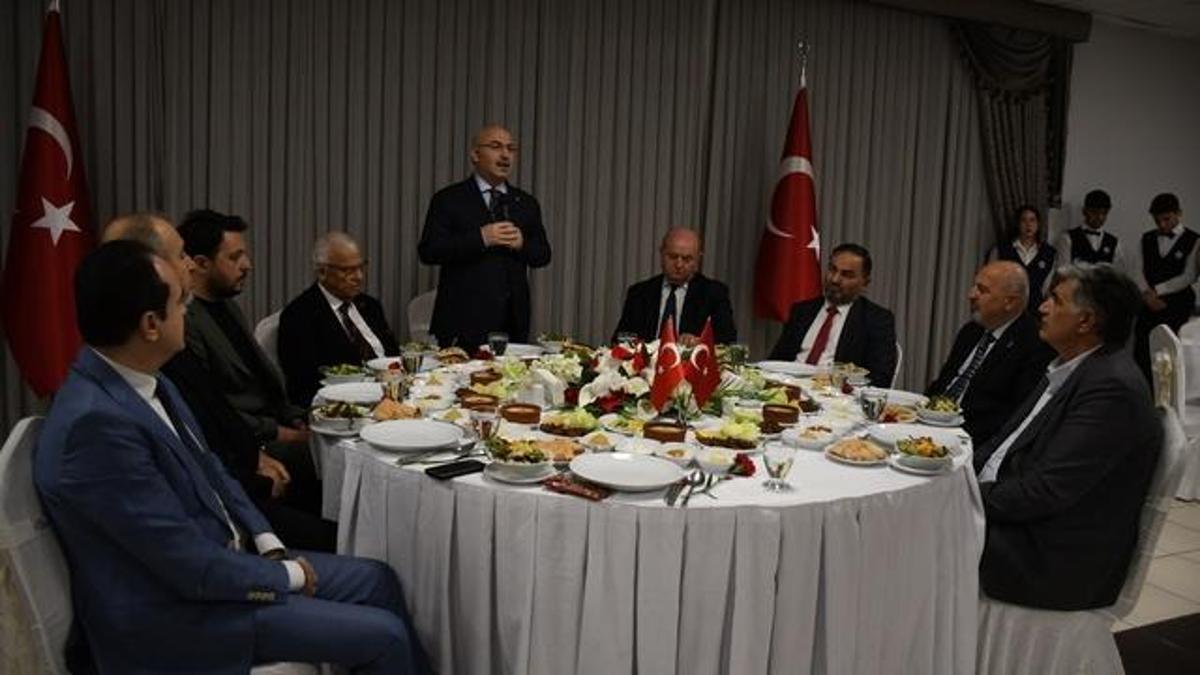 Adana Valisi Yavuz Selim Köşger, gazetecilerle bir araya geldi