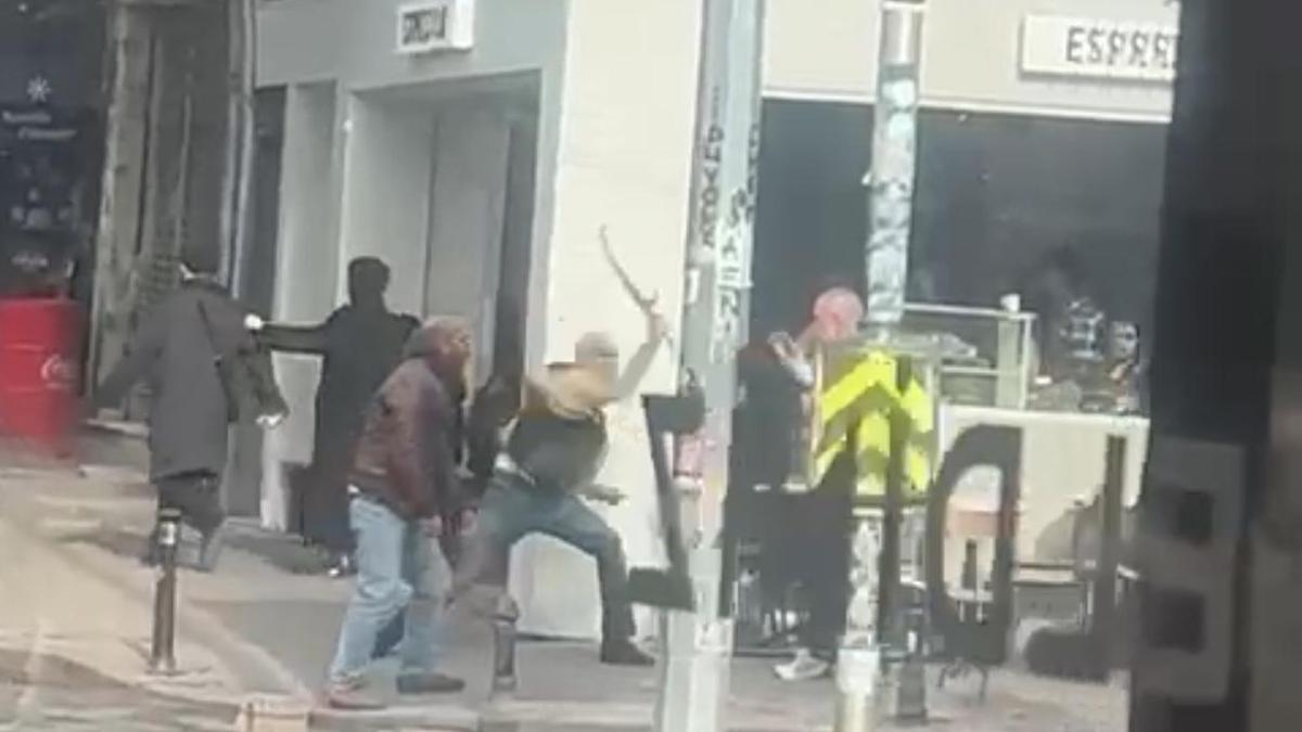 İstanbul - Cihangir’de kılıç ve sandalyeli kavga kamerada