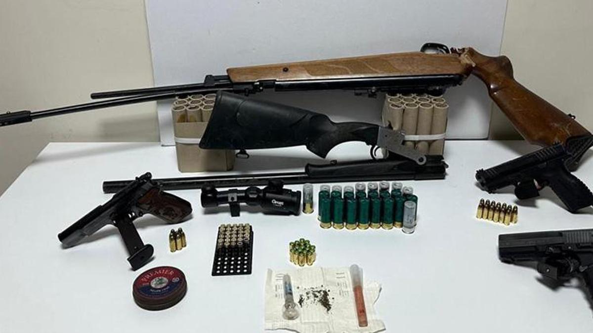 Samsun'da balkondan etrafa ateş eden şahsın evinde çok sayıda silah bulundu